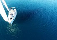 bateau à voile génois voile blanche voilier mer bleue